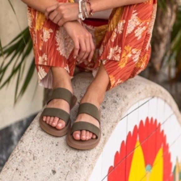 Sanuk “Yoga Gora” Coral Sandals - Picture 10 of 10